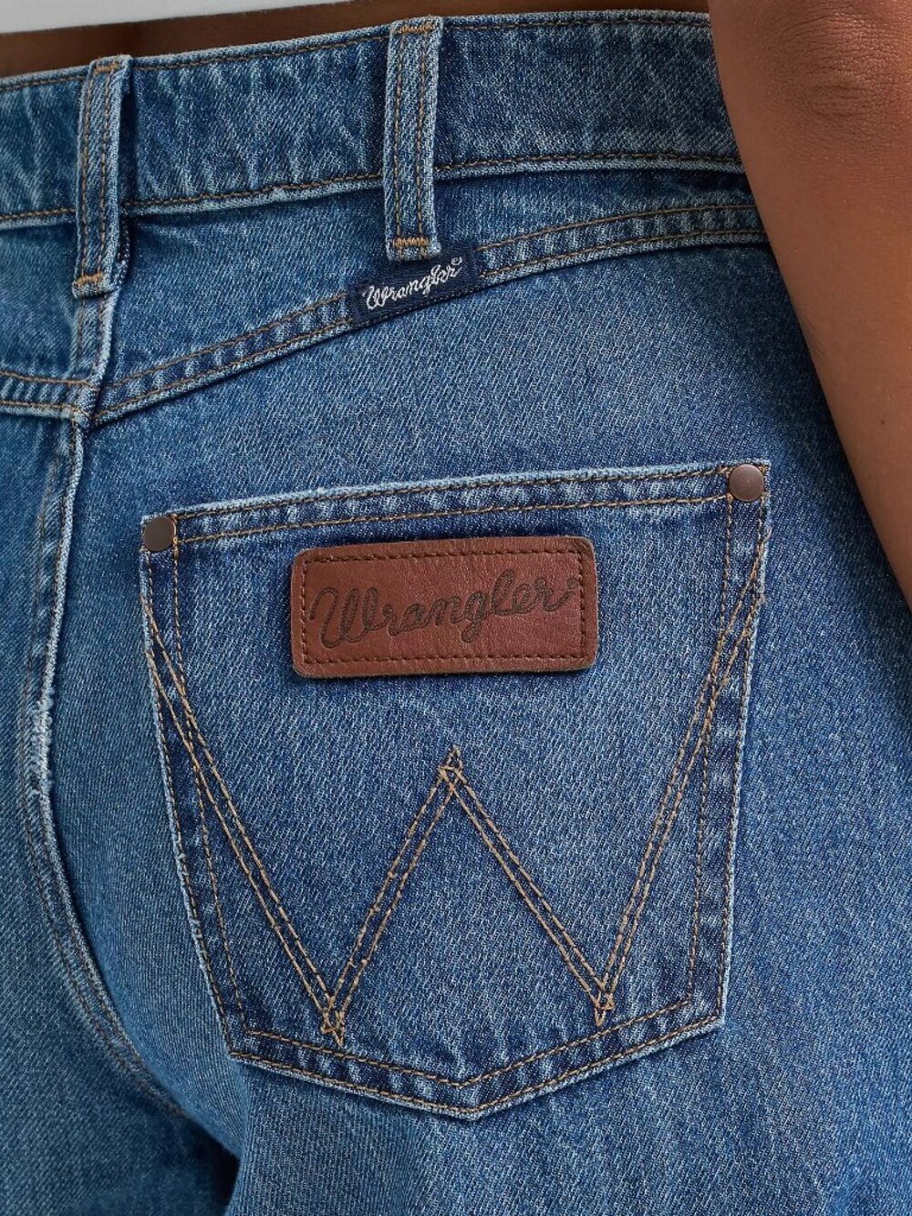 WRANGLER | Women's Retro Bailey High Rise Wide Leg Jeans in the Yvette wash. - Picture 4 of 14